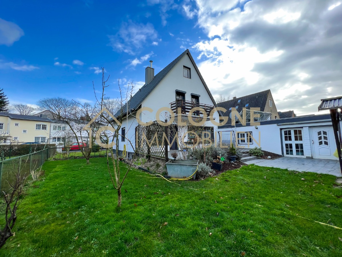 Hausrückseite mit Anbau und Terrasse
