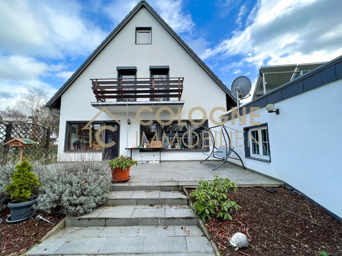 Hausrückseite mit Anbau und Terrasse