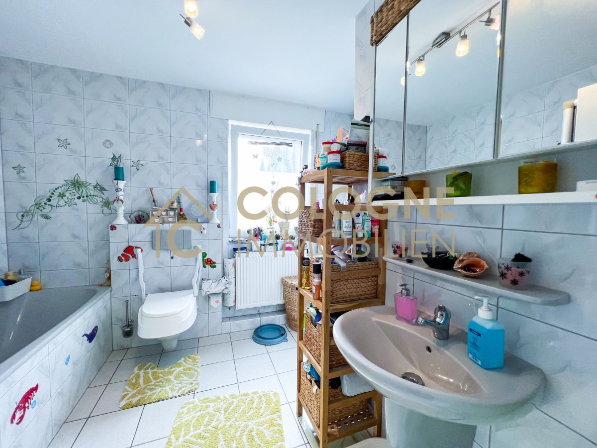 OG: Badezimmer mit Dusche und Badewanne