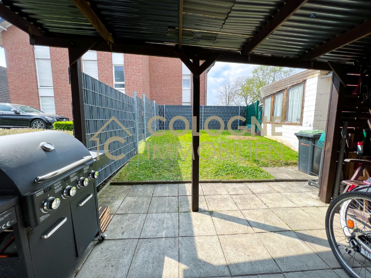 Gartenbereich mit Wiese und überdachten Abstell- u. Grillbereich