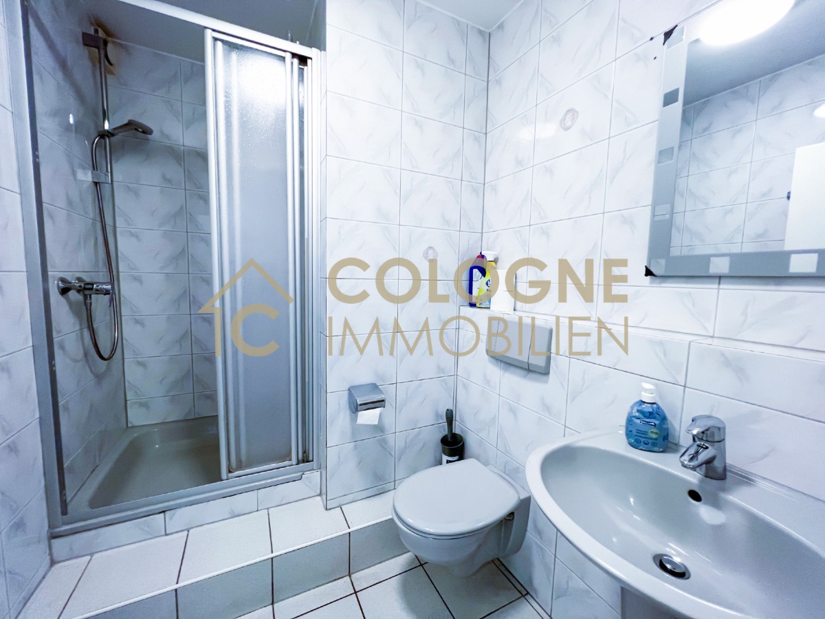 UG: Badezimmer mit Dusche