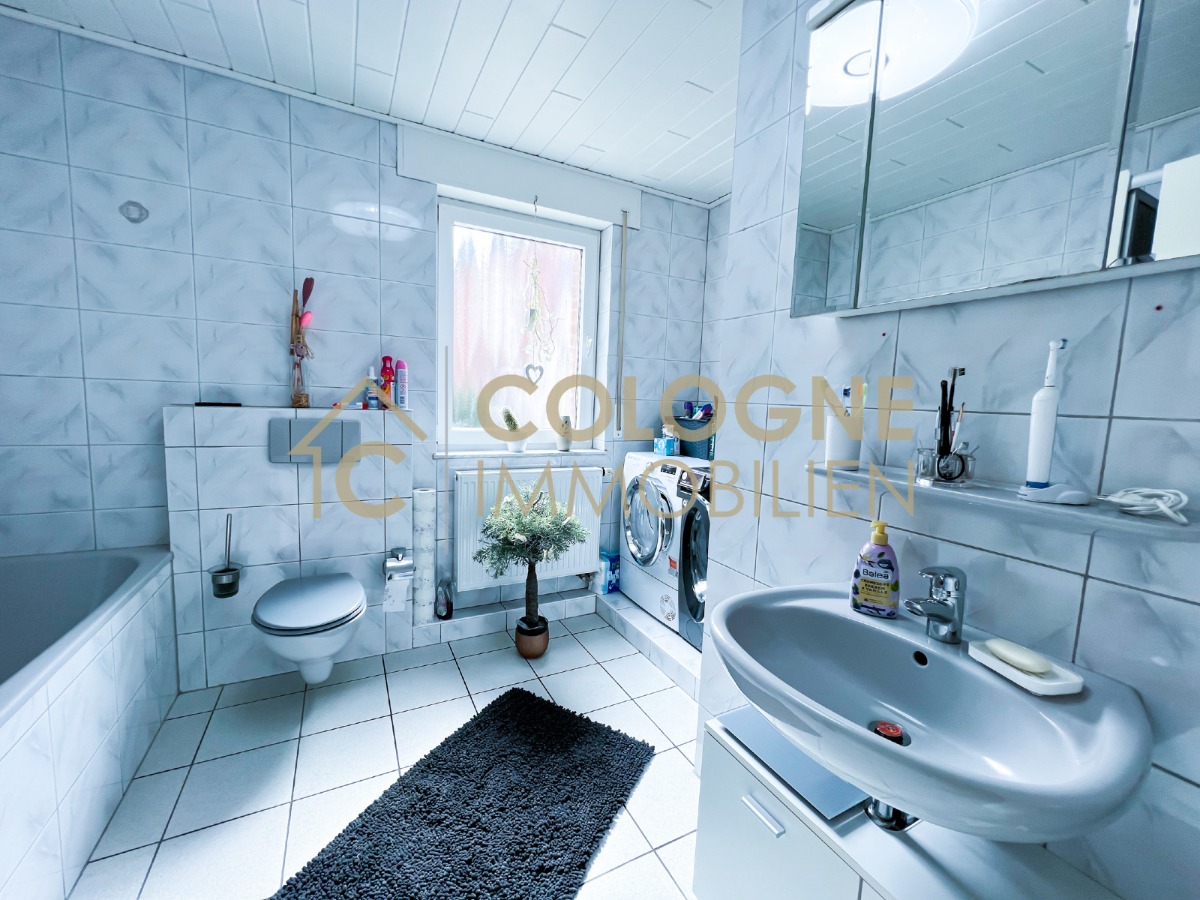 EG: Bad mit Dusche und Badewanne