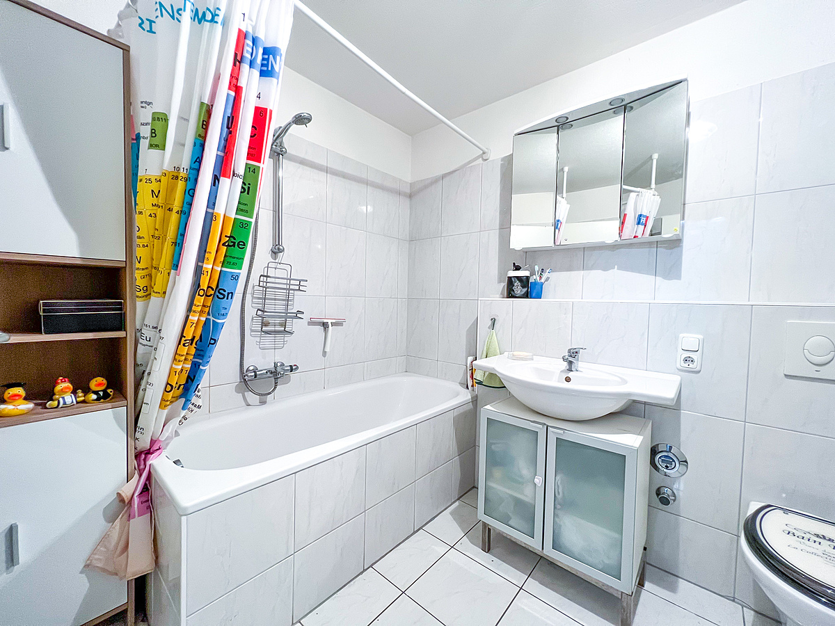 Badezimmer m. Badewanne/Dusche