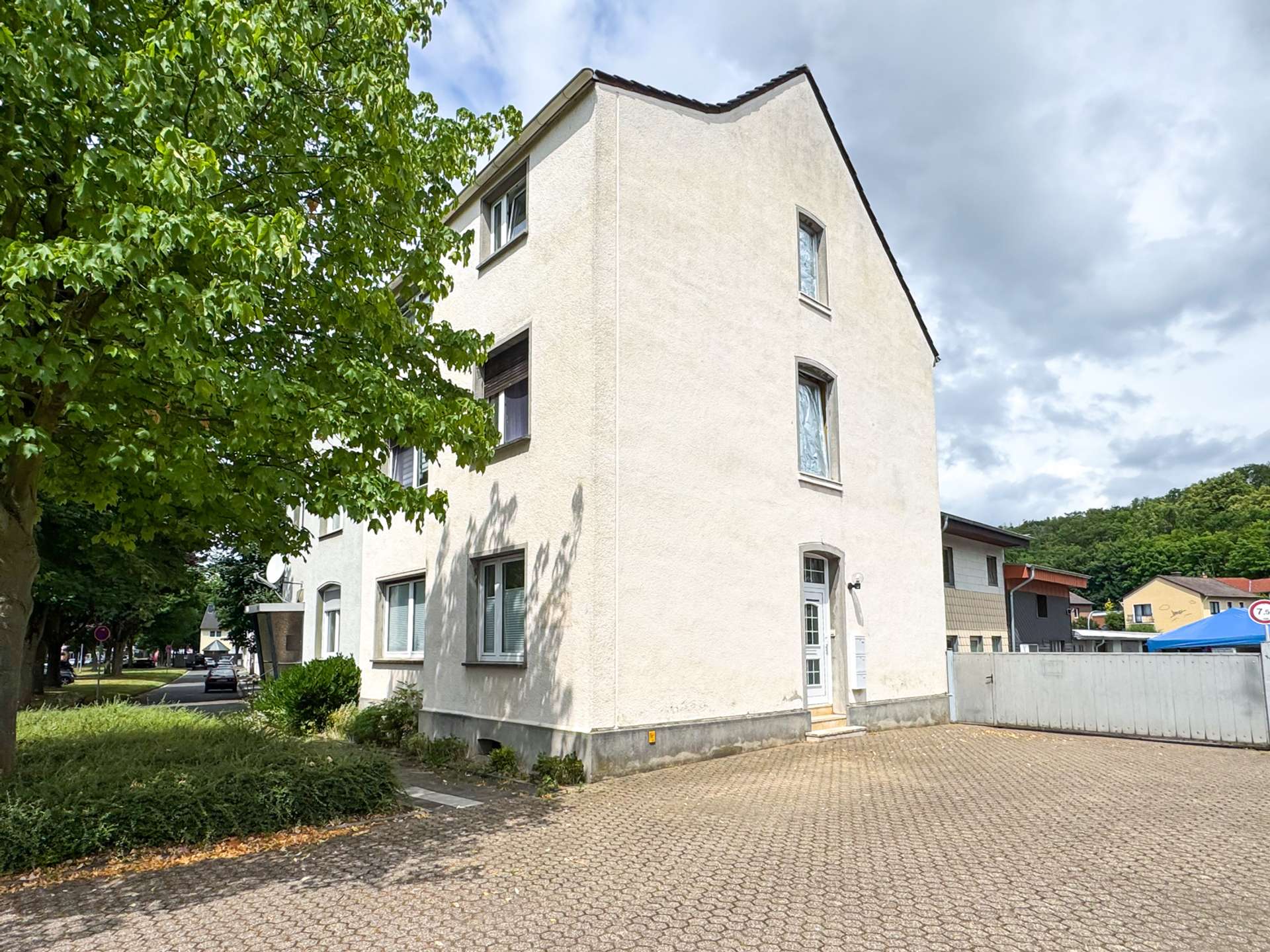 Bergheim - MEHRFAMILIENHAUS MIT ZUSÄTZLICHEN BETRIEBSGEBÄUDE UND WEITEREN ANBAUTEN MIT EXTRA GRUNDSTÜCK
